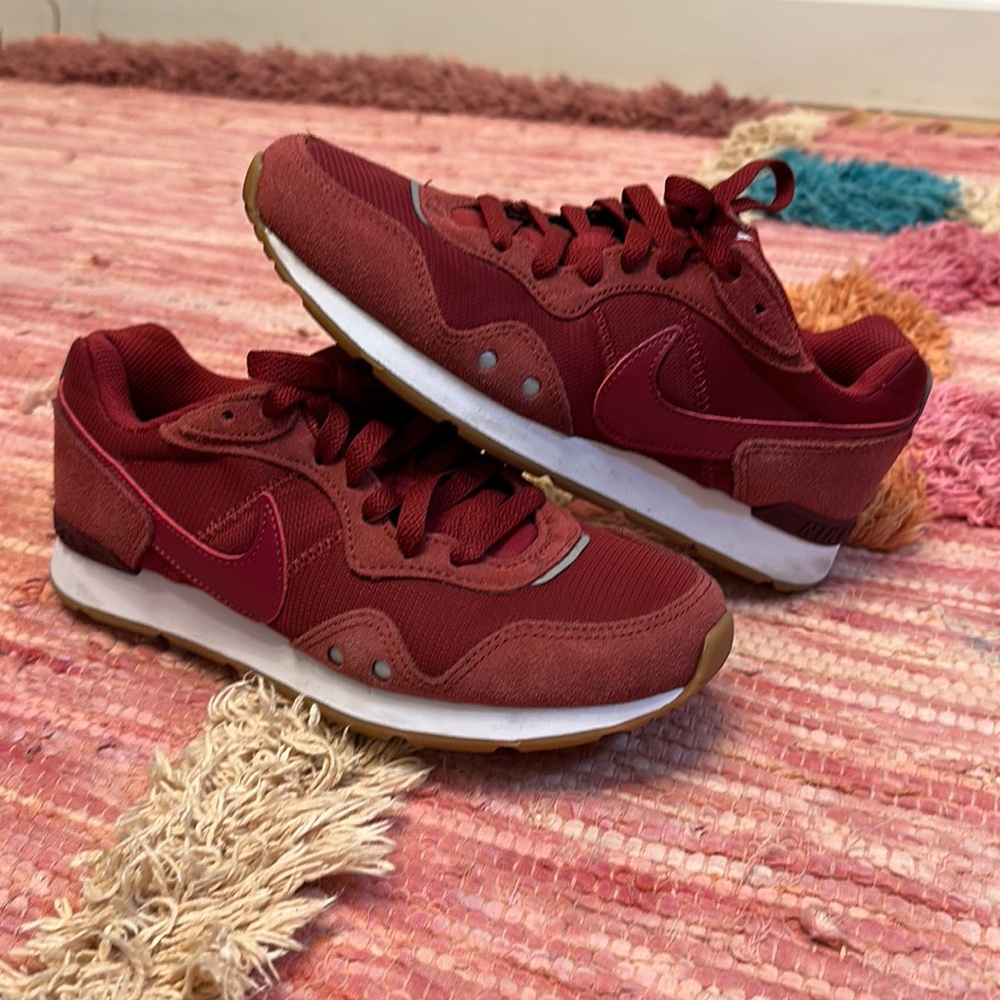 Nike venture runner sneakers
